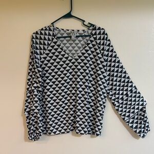 Worthington charcoal and White Triangle Pattern Blouse